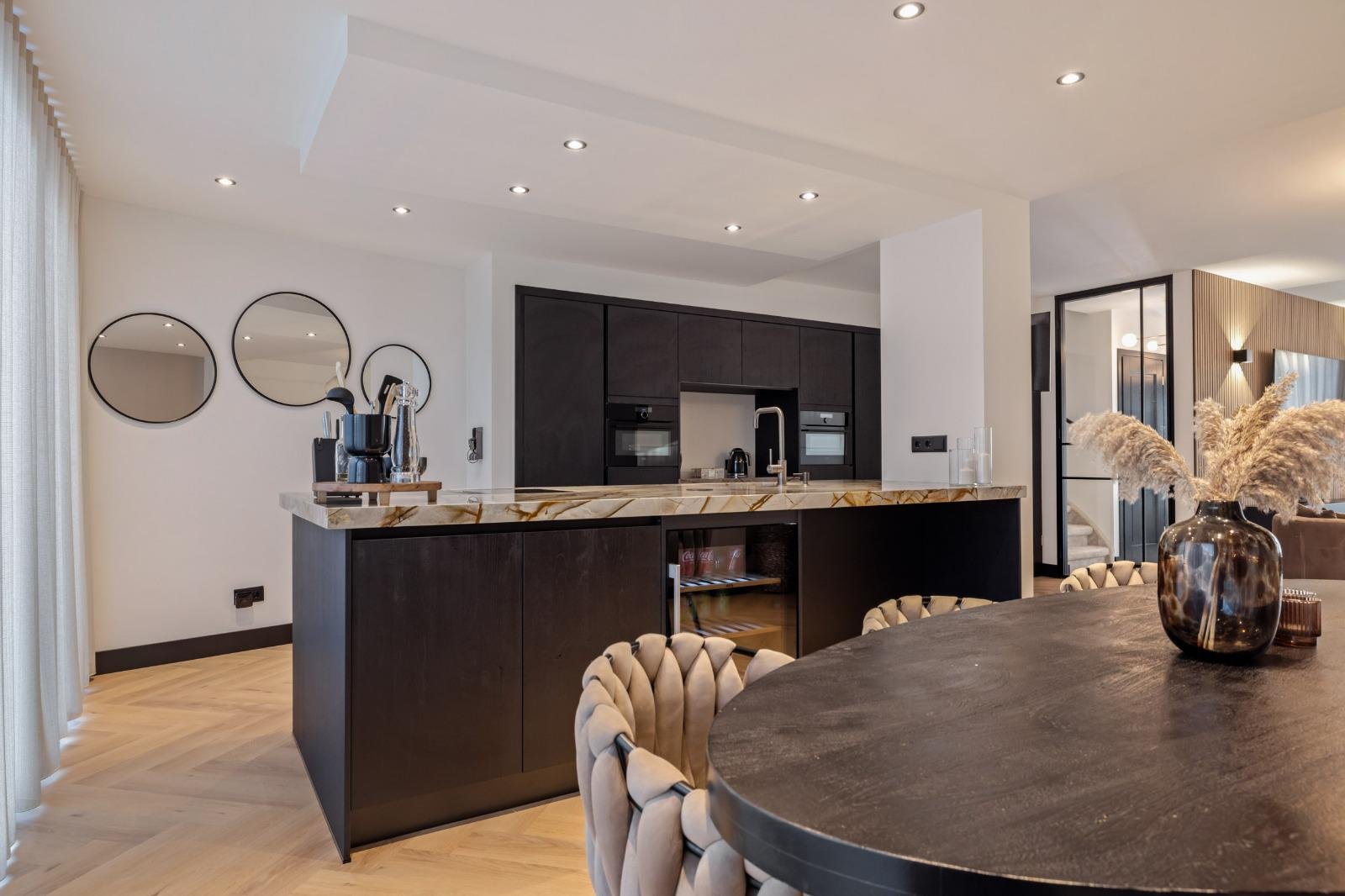 Nieuwe keuken en woonkamer na een complete verbouwing door Aannemer Compleet